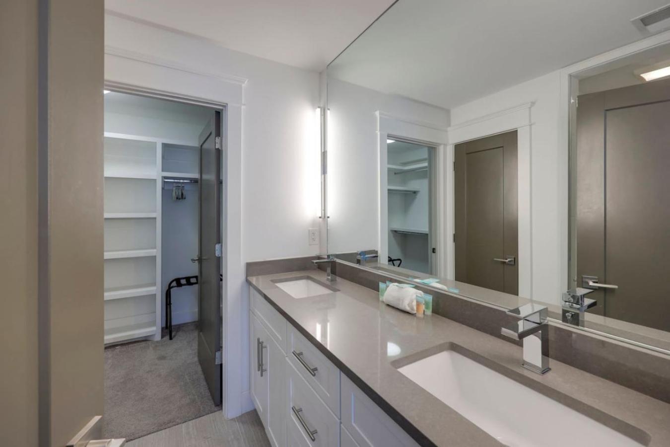 Minutes To Broadway Spacious Townhouse Holiday home