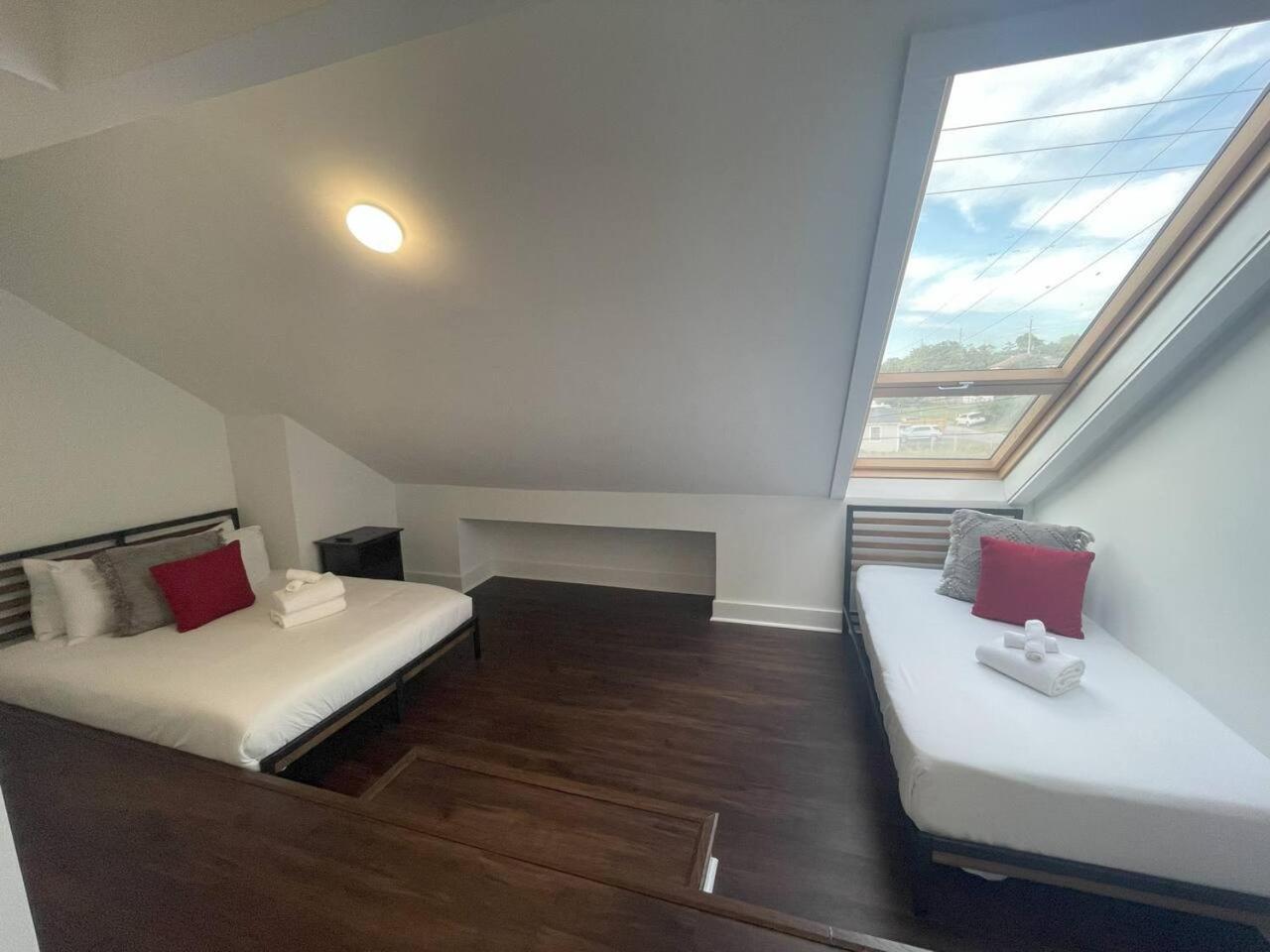 Holiday home Minutes To Broadway Spacious Townhouse