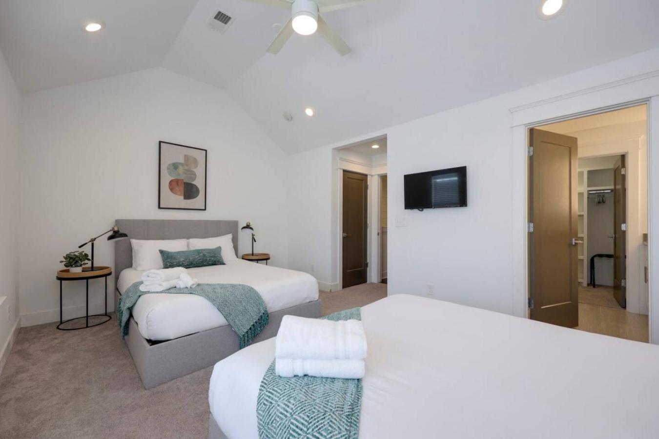 Minutes To Broadway Spacious Townhouse Holiday home *