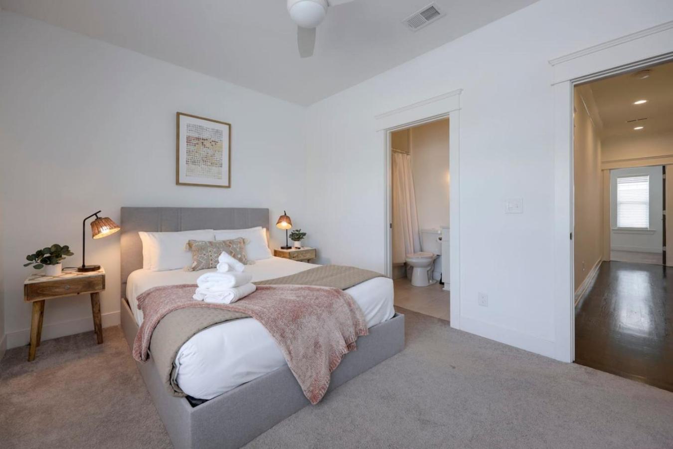 Holiday home Minutes To Broadway Spacious Townhouse