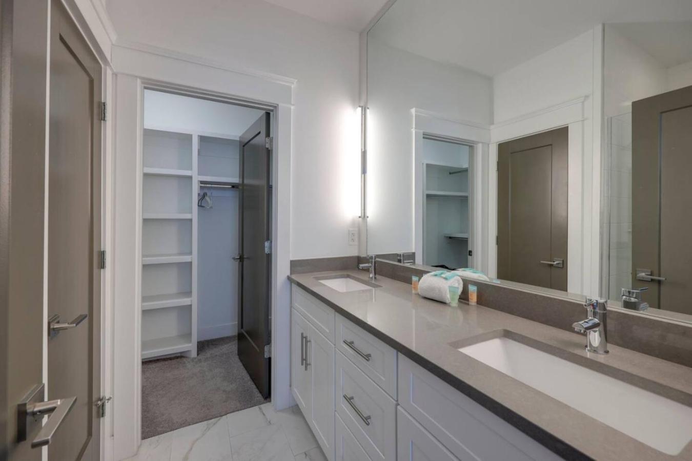 Holiday home Minutes To Broadway Spacious Townhouse *