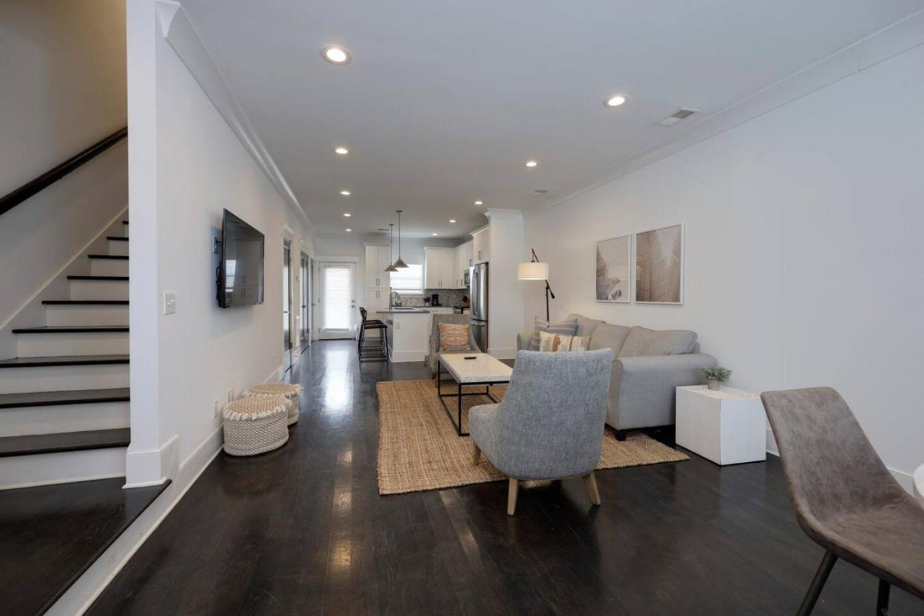 Minutes To Broadway Spacious Townhouse Holiday home Nashville