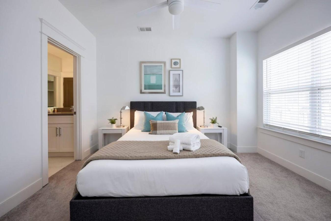 Minutes To Broadway Spacious Townhouse Holiday home