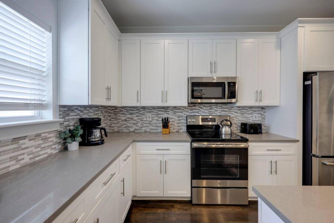 Minutes To Broadway Spacious Townhouse Holiday home