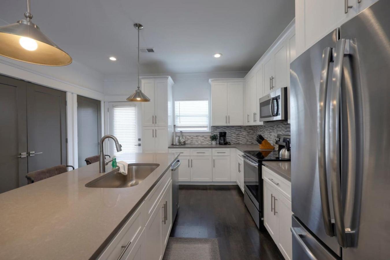 Minutes To Broadway Spacious Townhouse Holiday home Nashville