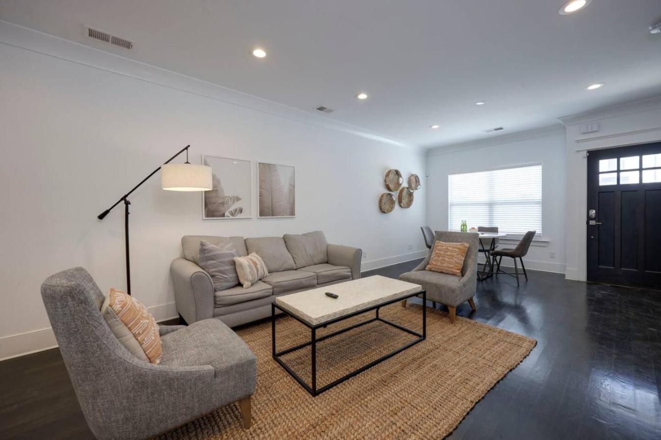 Minutes To Broadway Spacious Townhouse Holiday home Nashville