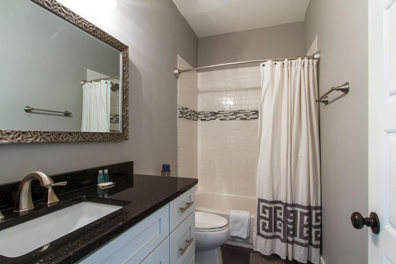 Gorgeous Downtown Pad 3 Bedroom 2.5 Bath Large Patio Holiday home Nashville