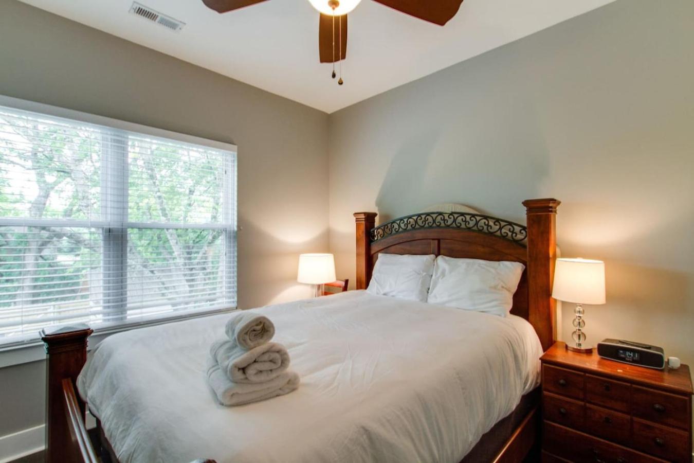 Gorgeous Downtown Pad 3 Bedroom 2.5 Bath Large Patio *