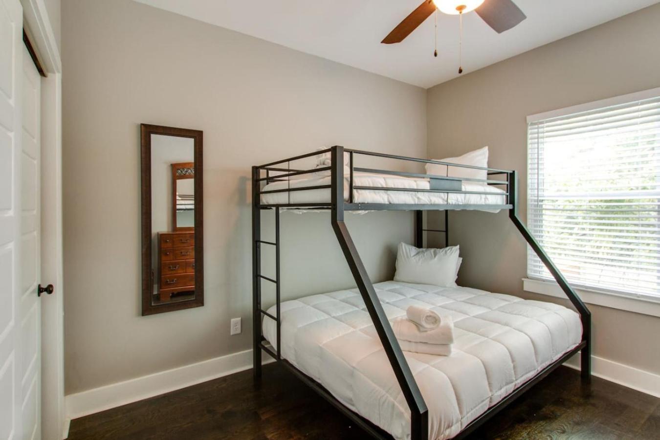 Gorgeous Downtown Pad 3 Bedroom 2.5 Bath Large Patio Nashville