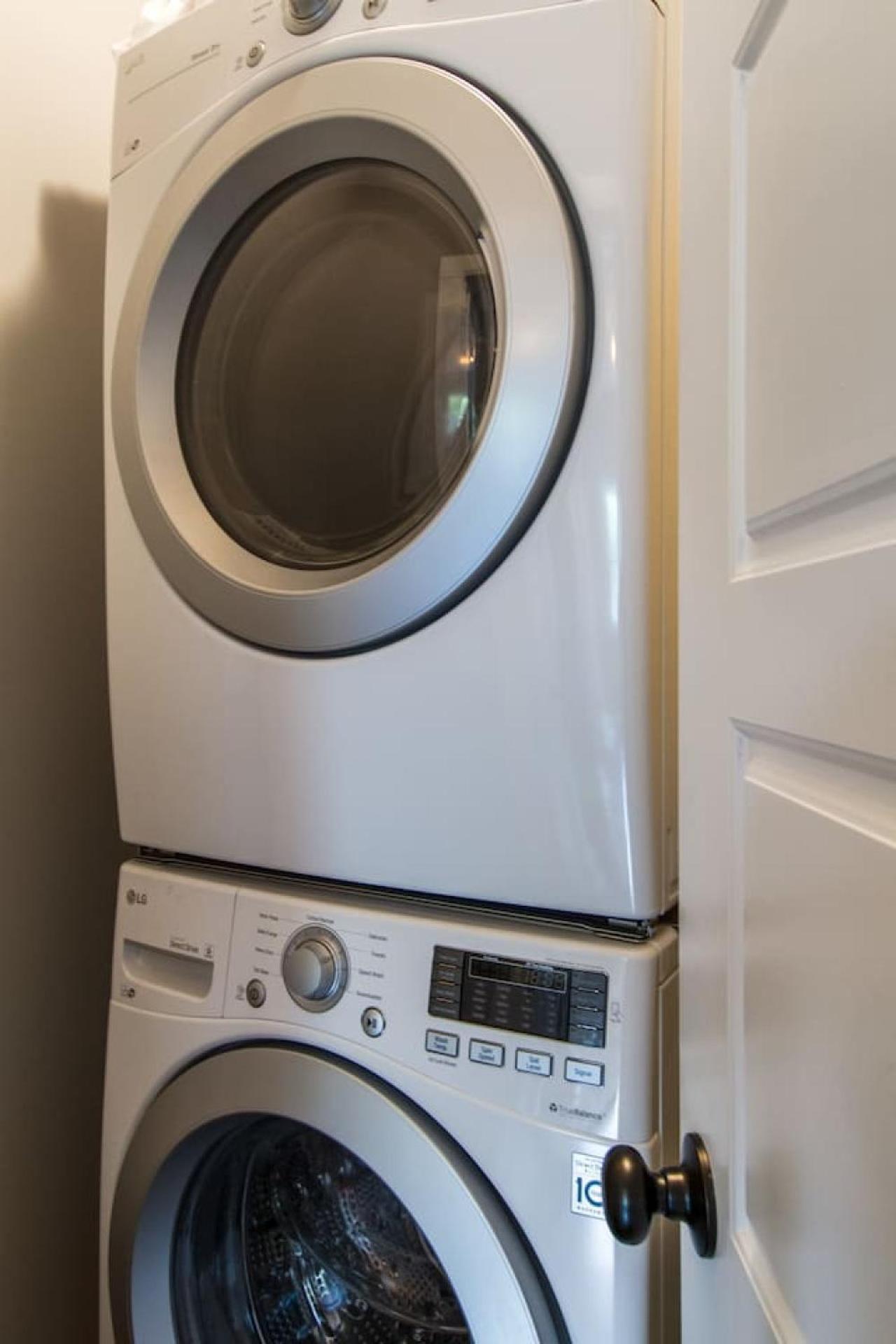 Gorgeous Downtown Pad 3 Bedroom 2.5 Bath Large Patio Holiday home