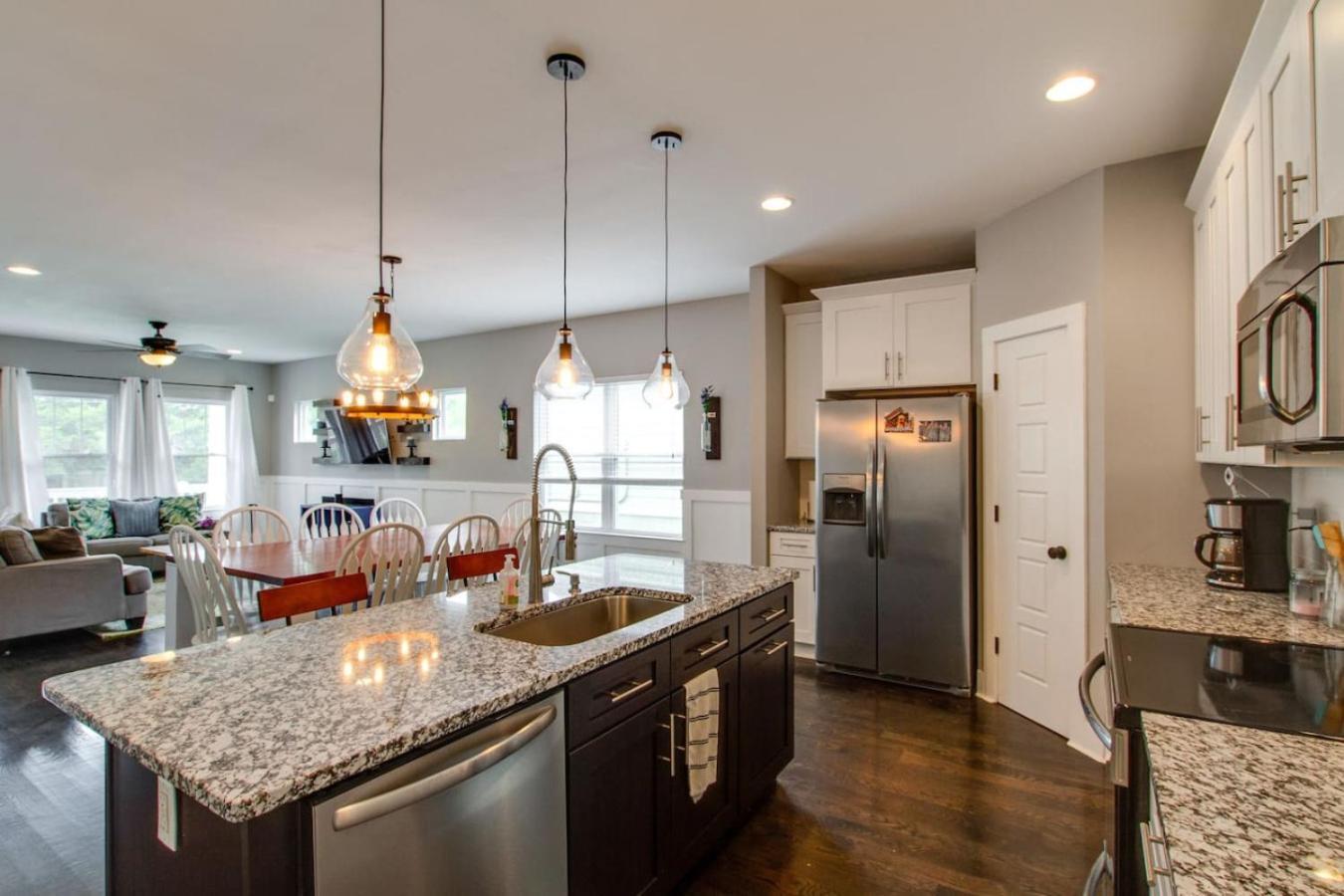 Gorgeous Downtown Pad 3 Bedroom 2.5 Bath Large Patio *