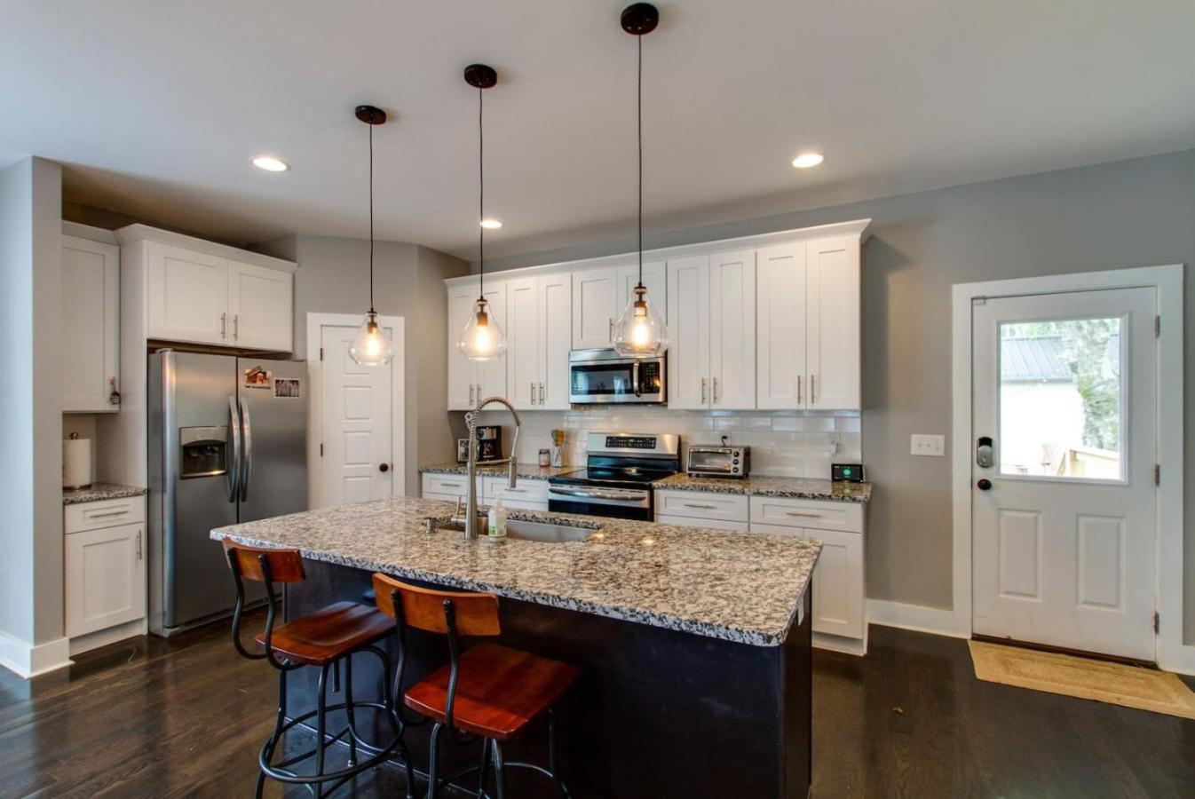 Gorgeous Downtown Pad 3 Bedroom 2.5 Bath Large Patio *