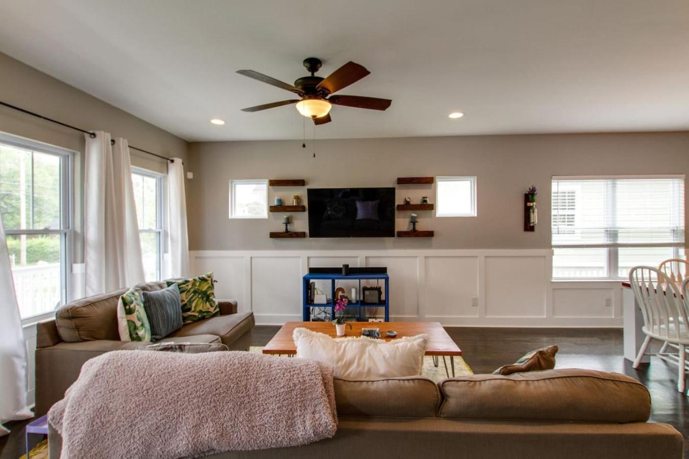 Gorgeous Downtown Pad 3 Bedroom 2.5 Bath Large Patio