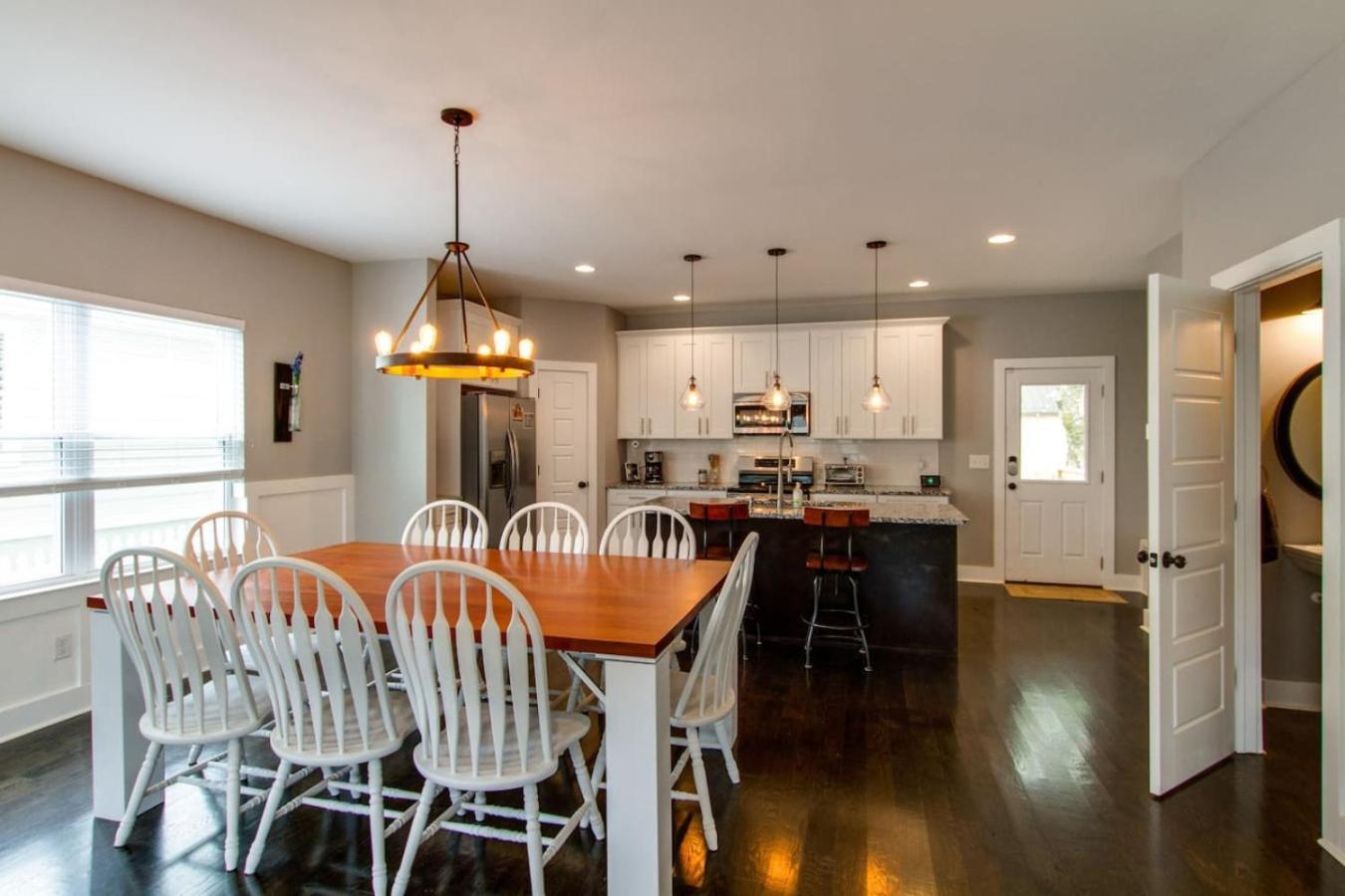 Gorgeous Downtown Pad 3 Bedroom 2.5 Bath Large Patio Holiday home