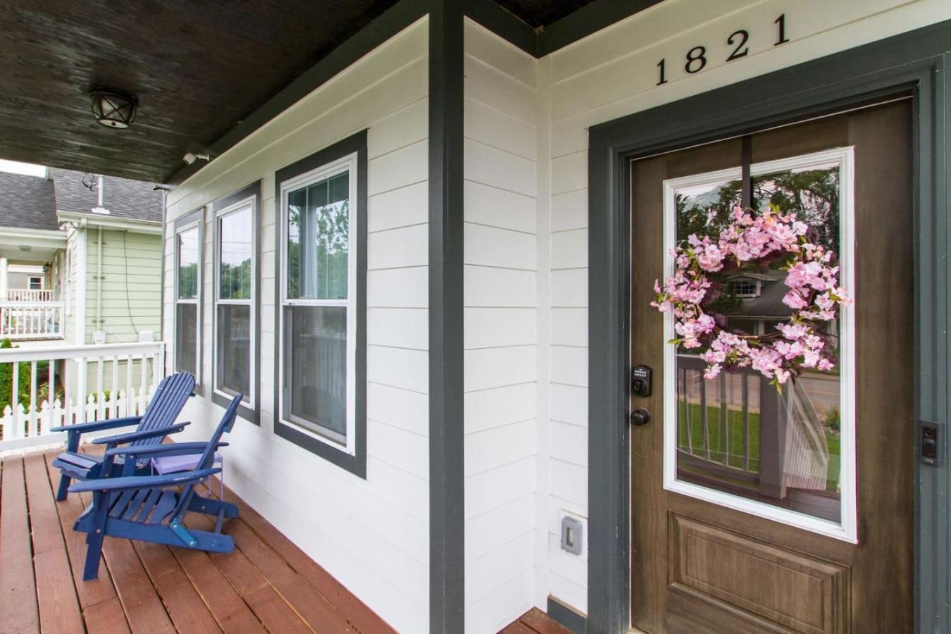 Gorgeous Downtown Pad 3 Bedroom 2.5 Bath Large Patio *