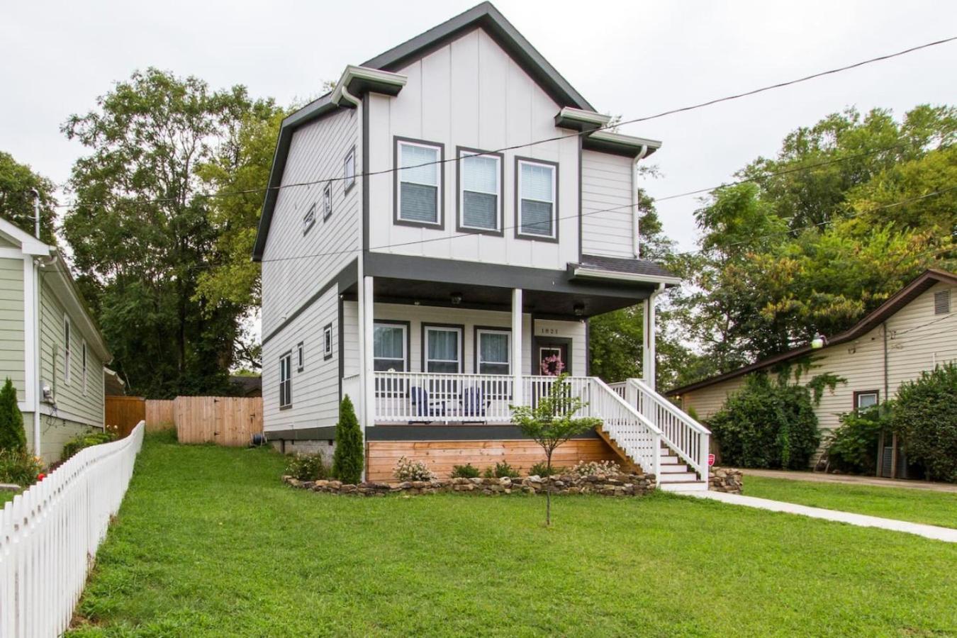 Gorgeous Downtown Pad 3 Bedroom 2.5 Bath Large Patio Holiday home