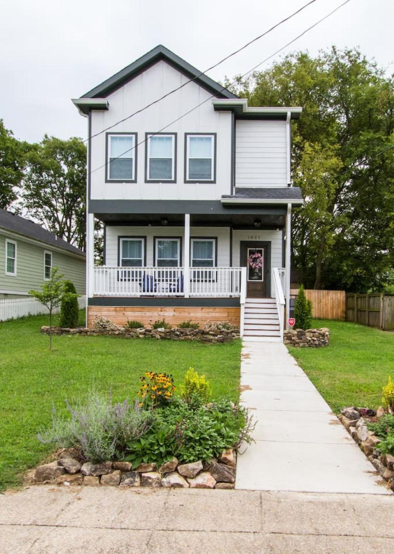 Gorgeous Downtown Pad 3 Bedroom 2.5 Bath Large Patio