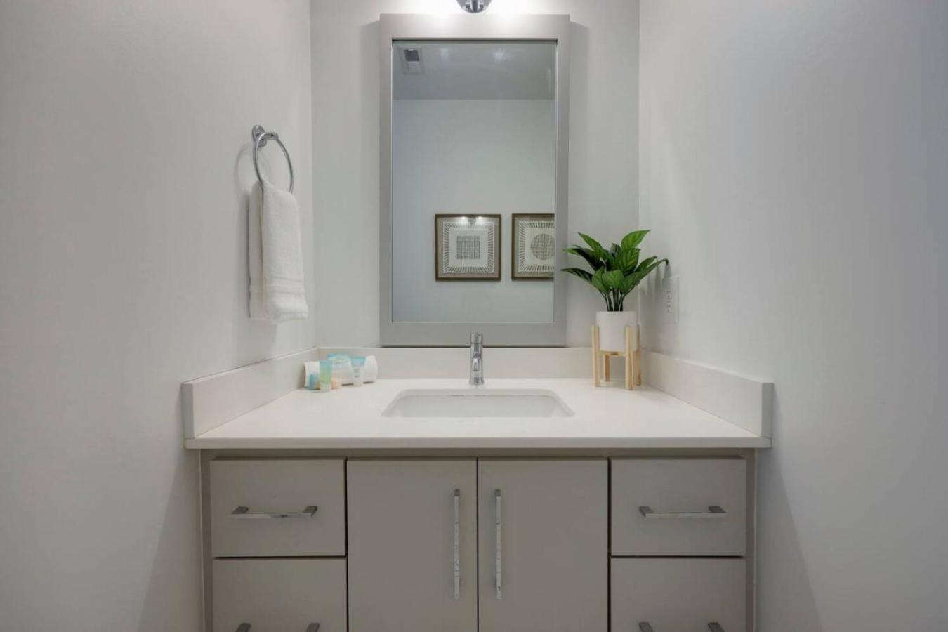 Stunning West End Walkable Area Holiday home