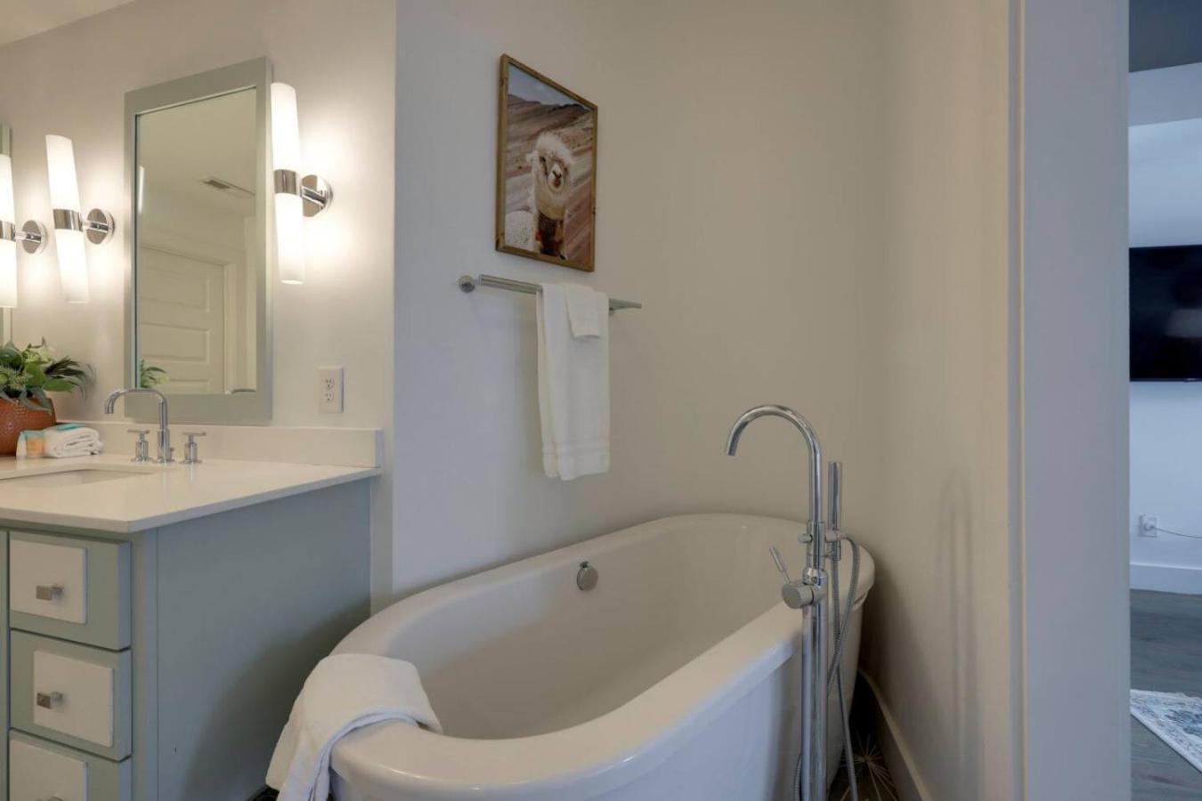 Stunning West End Walkable Area