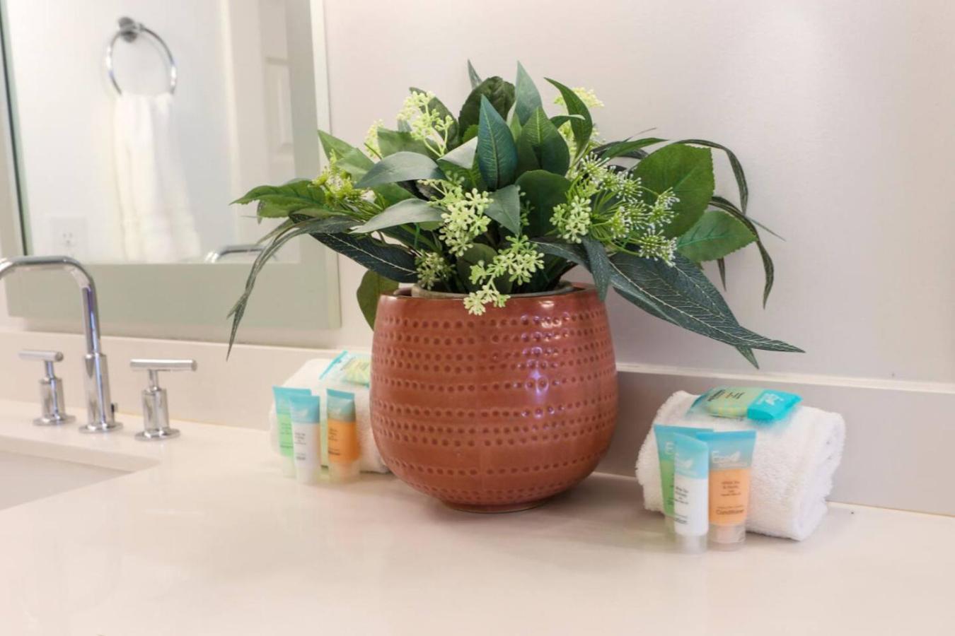 Stunning West End Walkable Area *