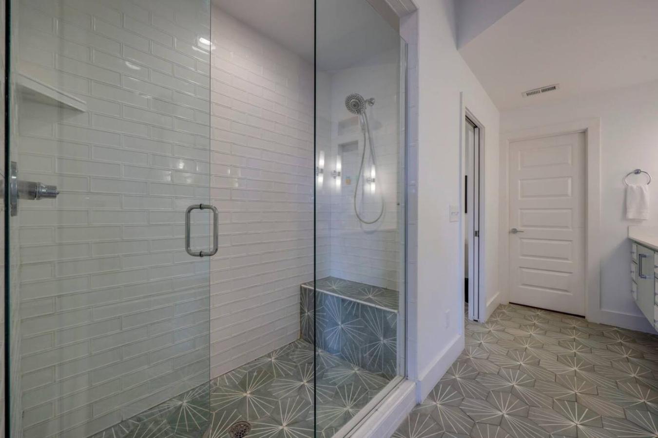 Stunning West End Walkable Area