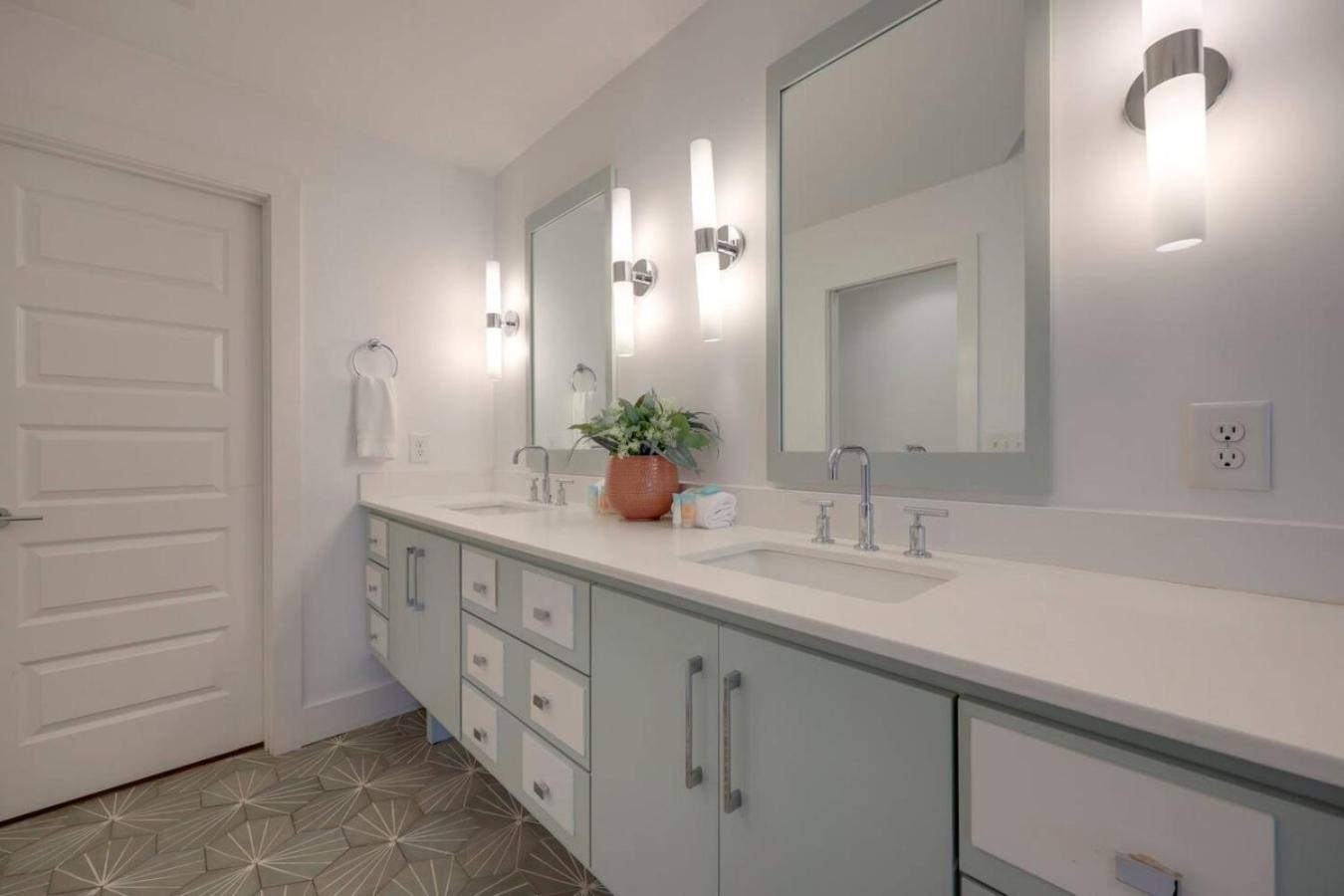 Stunning West End Walkable Area Holiday home *