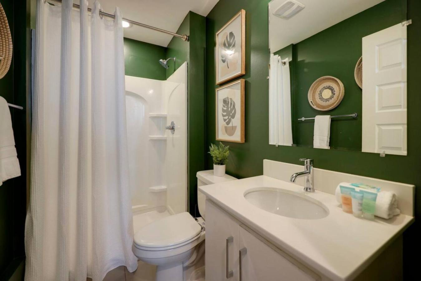 Stunning West End Walkable Area Holiday home *