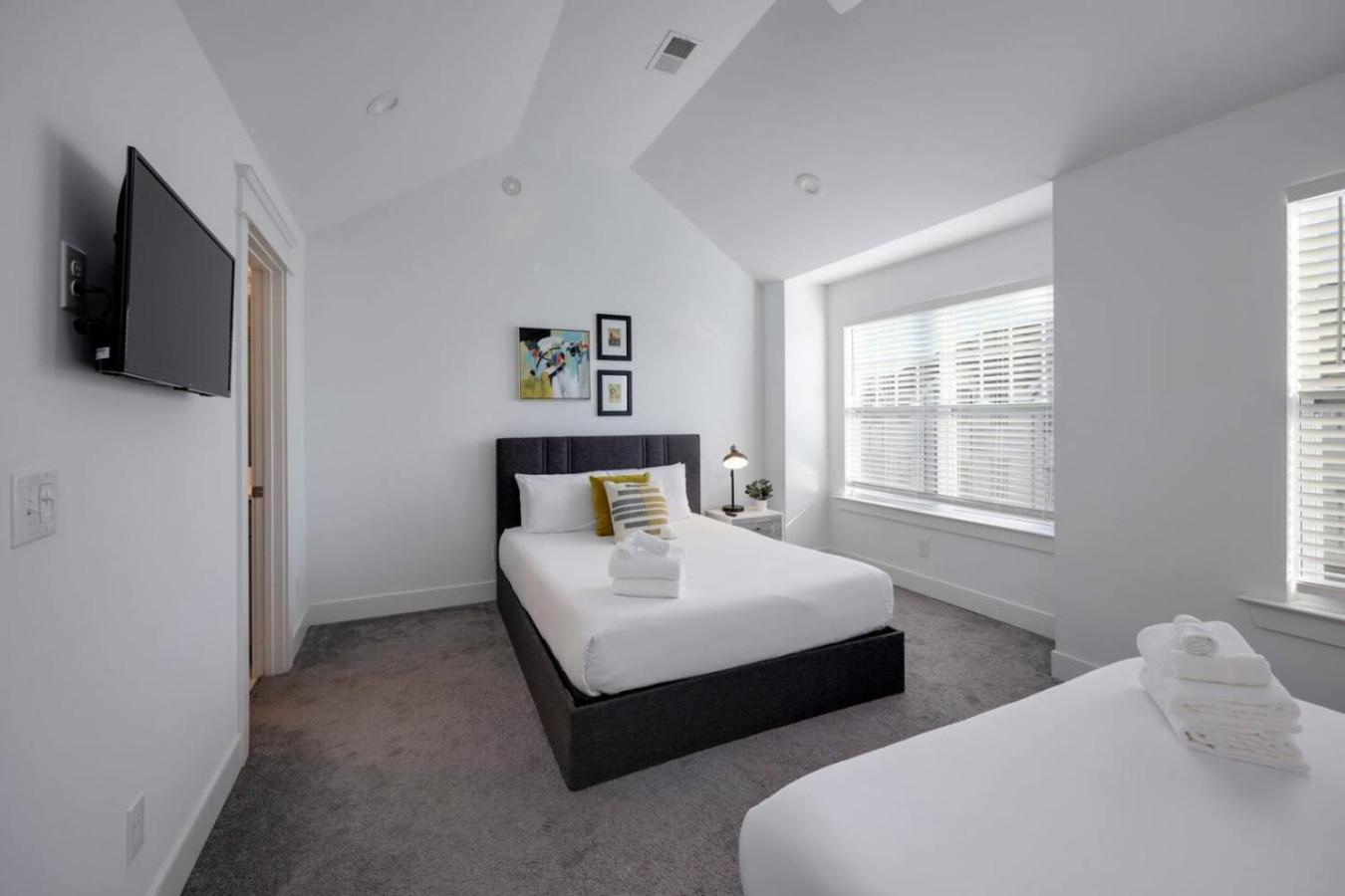 West Side Charmer Convenient Location Holiday home *
