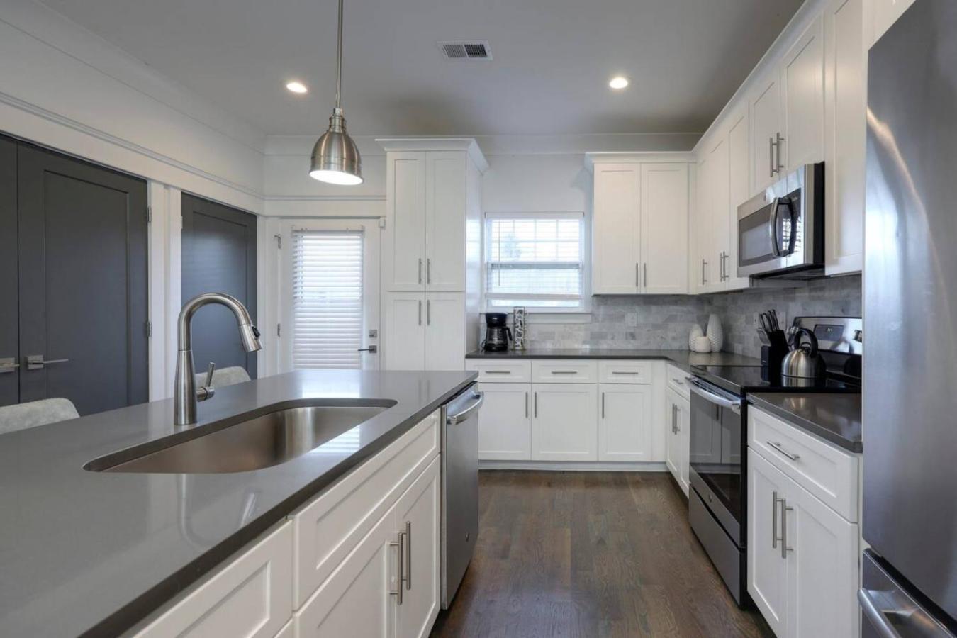 West Side Charmer Convenient Location Holiday home Nashville