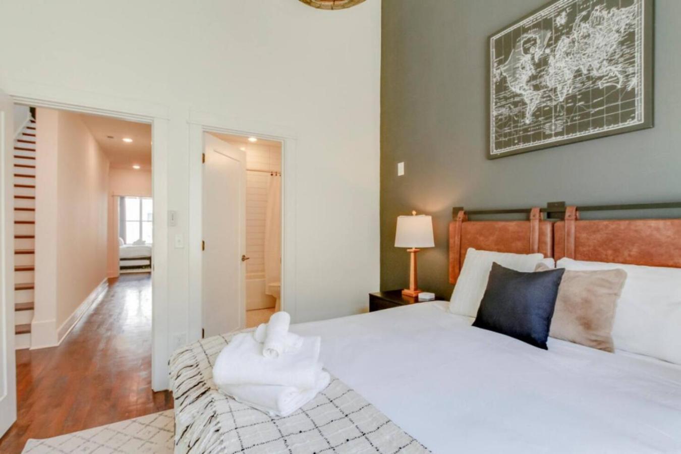 Urban Living- Rooftop Hangout- Hillsboro Village Holiday home *
