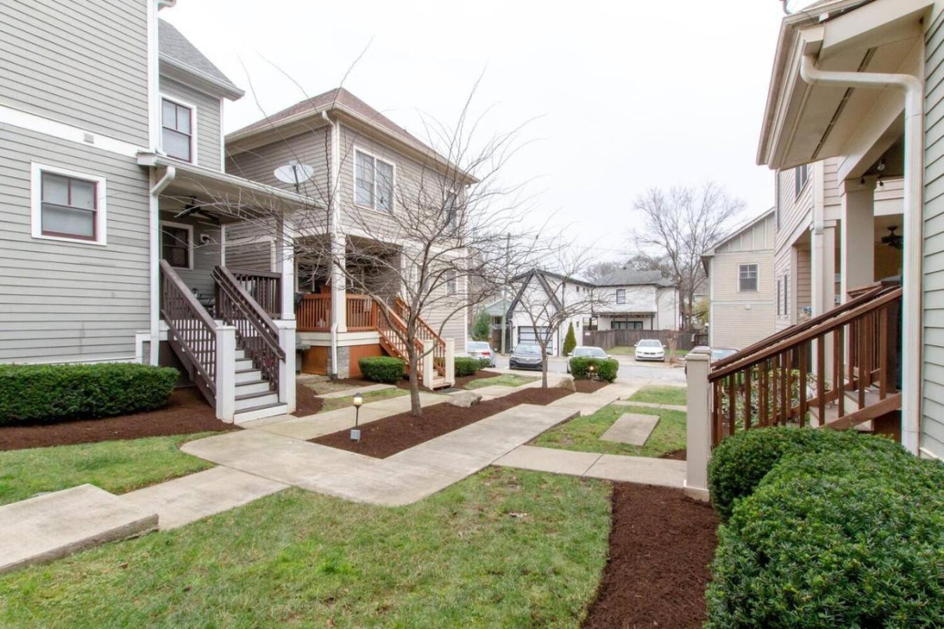 Vibrant Trendy Two Bedroom Near Marathon Village