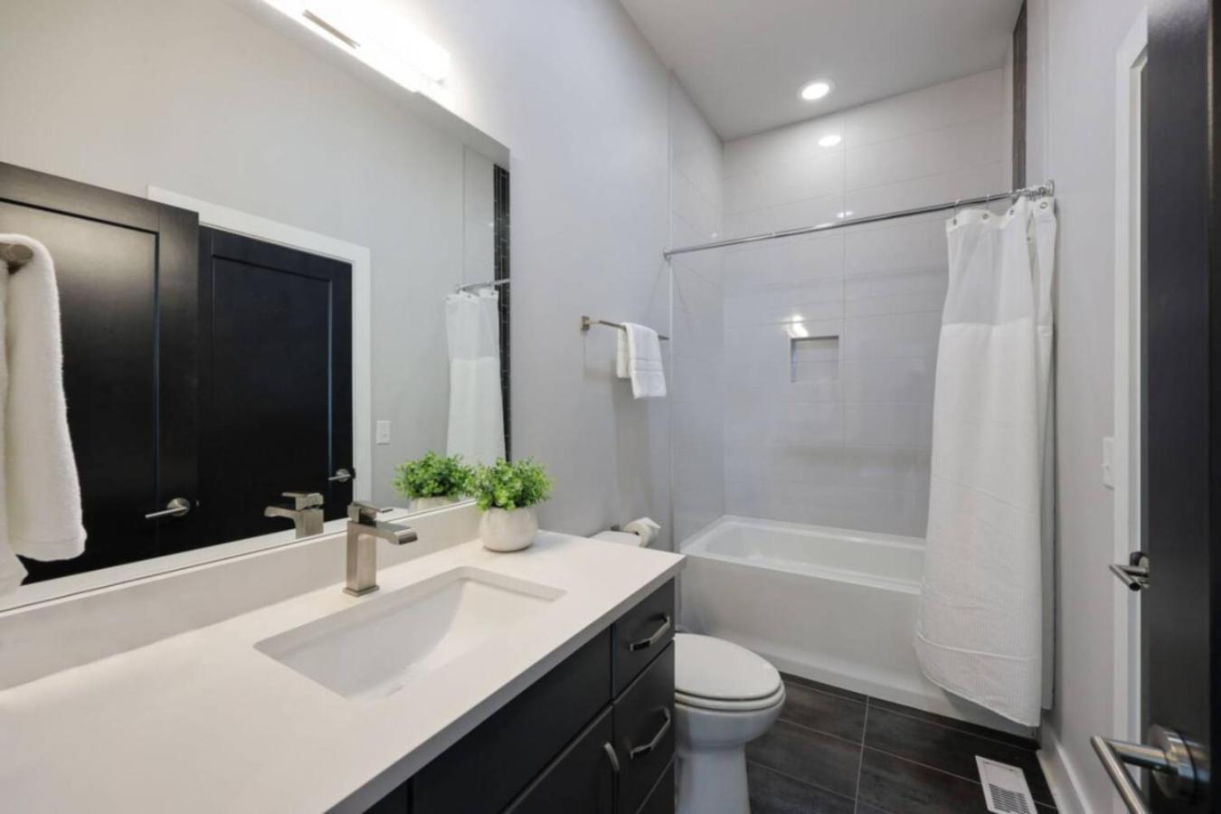 Sapphire Loft 4 Bedroom 4.5 Bath Rooftop Patio * Nashville