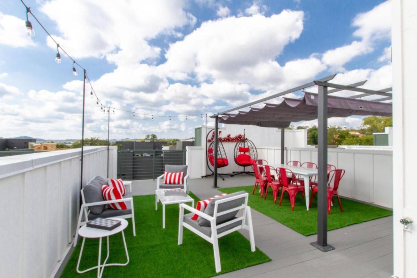 Holiday home Rooftop Skyline Views With Ping Pong *