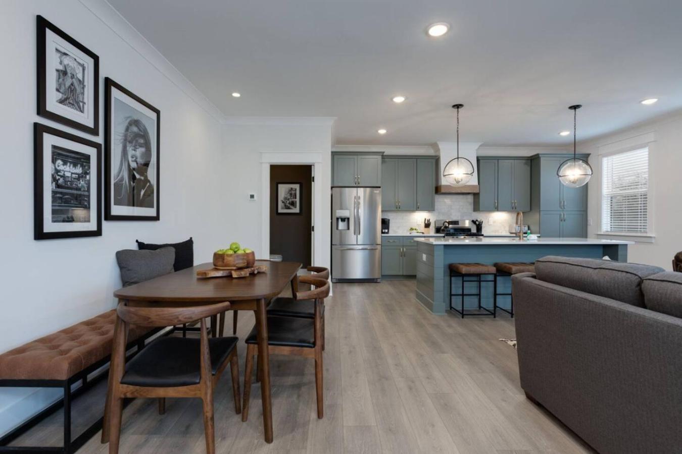 Premier Townhome East Minutes Downtown Holiday home