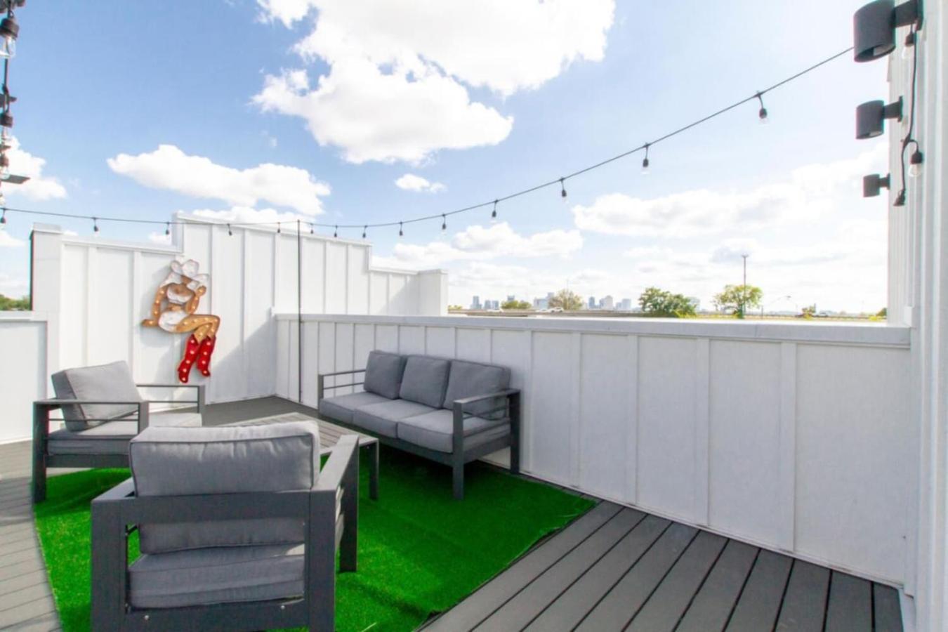 Skyline Serenity Rooftop Patio With Ping Pong Holiday home