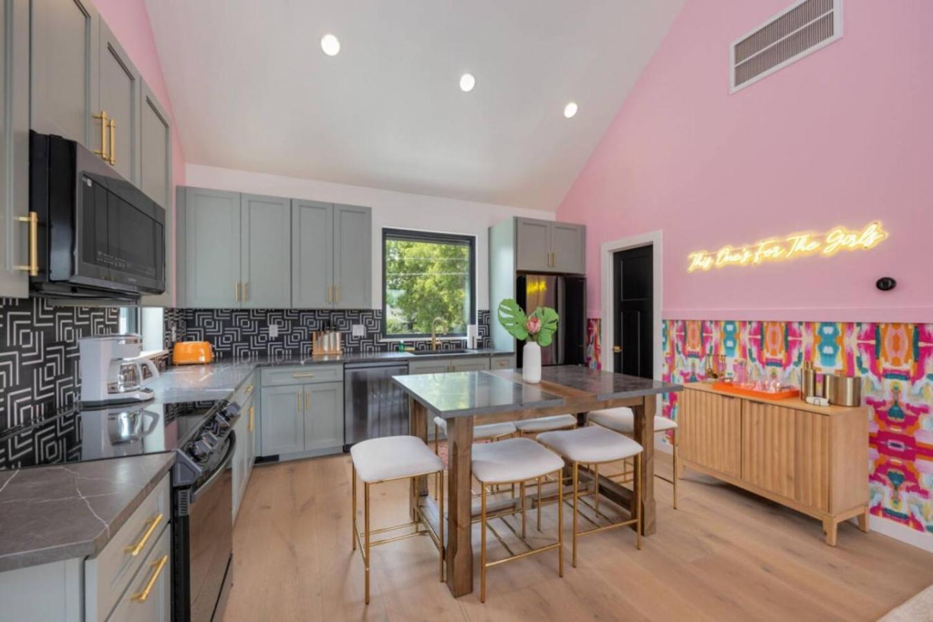 Holiday home Music Row Country Retreat Balcony And Hot Tub