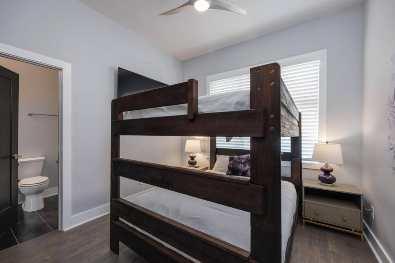 Violet Vogue - Rooftop Patio - Skee-ball Game Holiday home