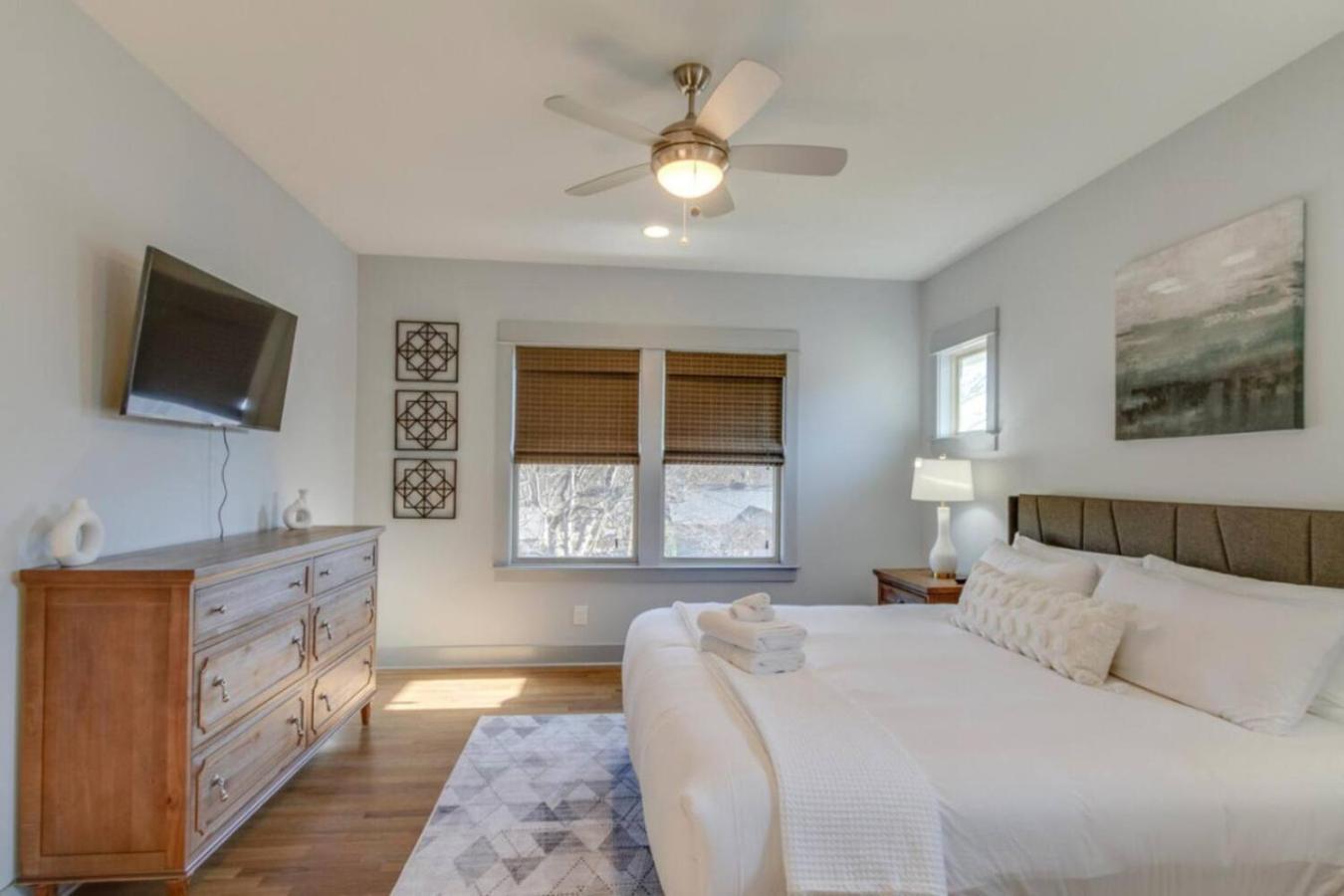 Holiday home Cleveland Park Charmer- Full Kitchen- Private Yard *