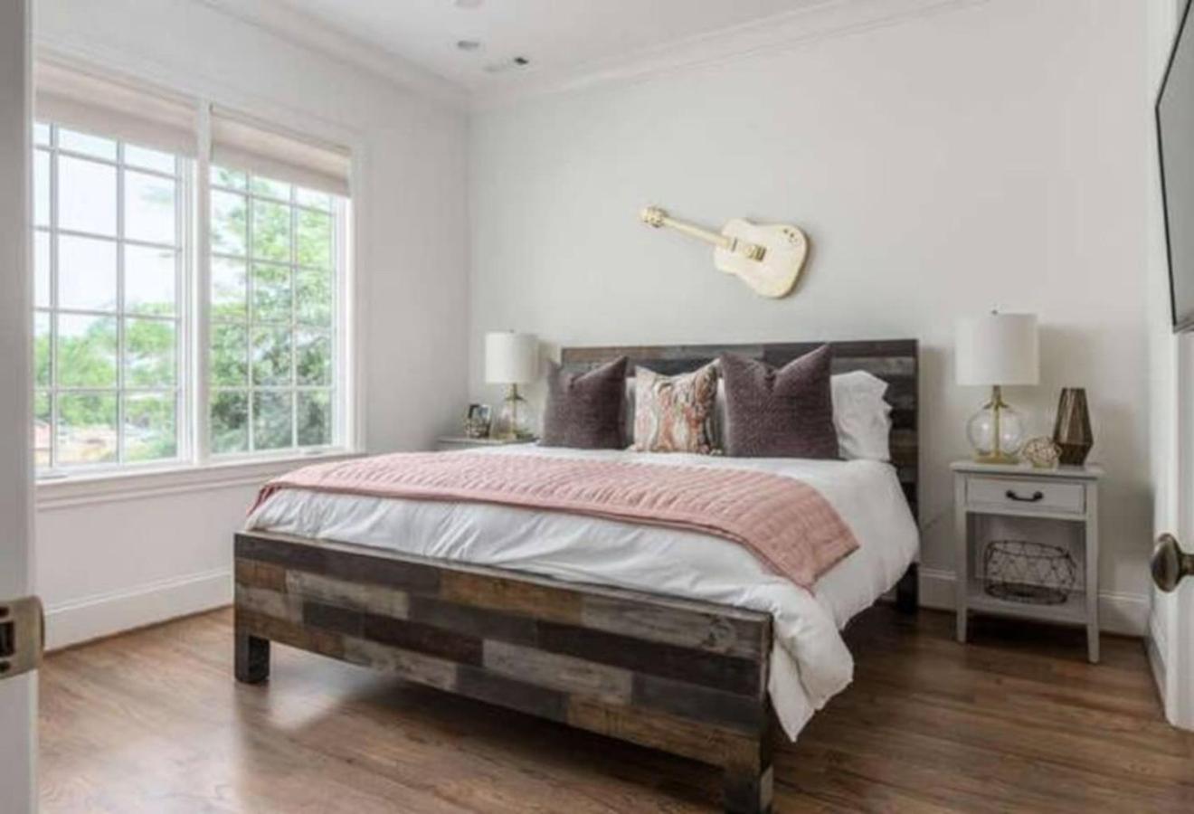 Two Beautiful Homes - Walkable To Geodis Holiday home