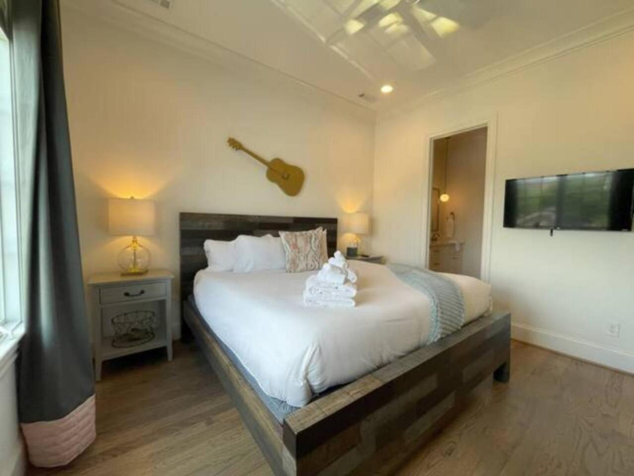 Two Beautiful Homes - Walkable To Geodis Holiday home *