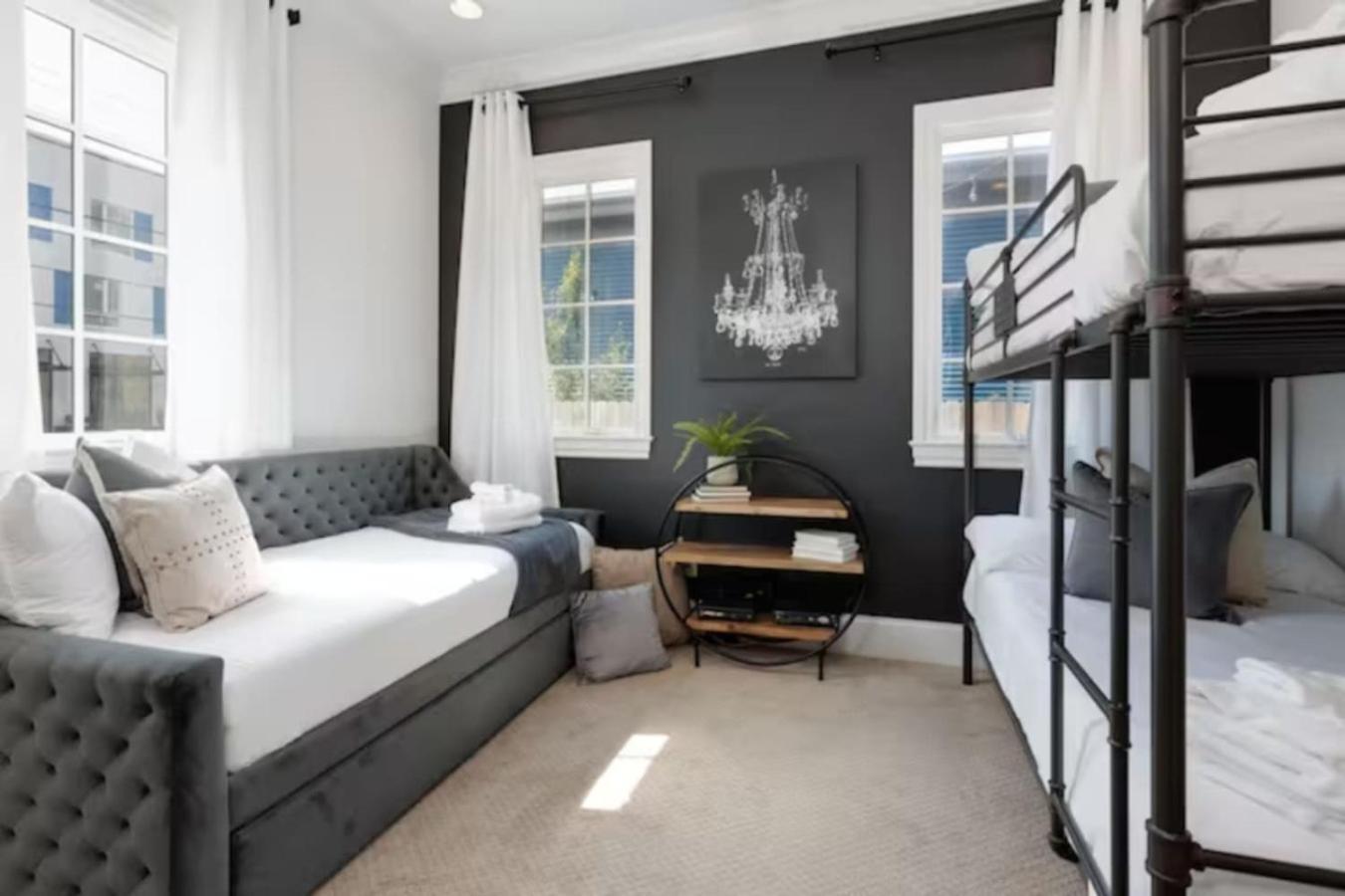 Two Beautiful Homes - Walkable To Geodis Holiday home