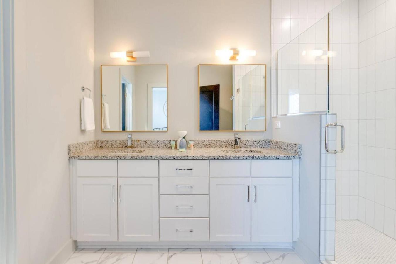 Harmony Of Dual Townhomes With 14 Beds