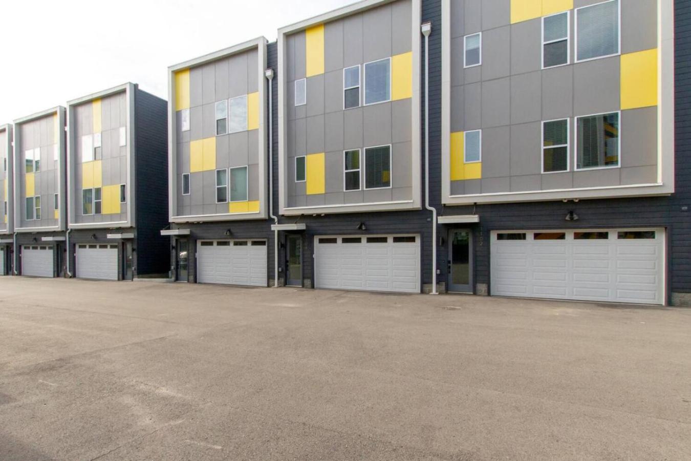 Harmony Of Dual Townhomes With 14 Beds