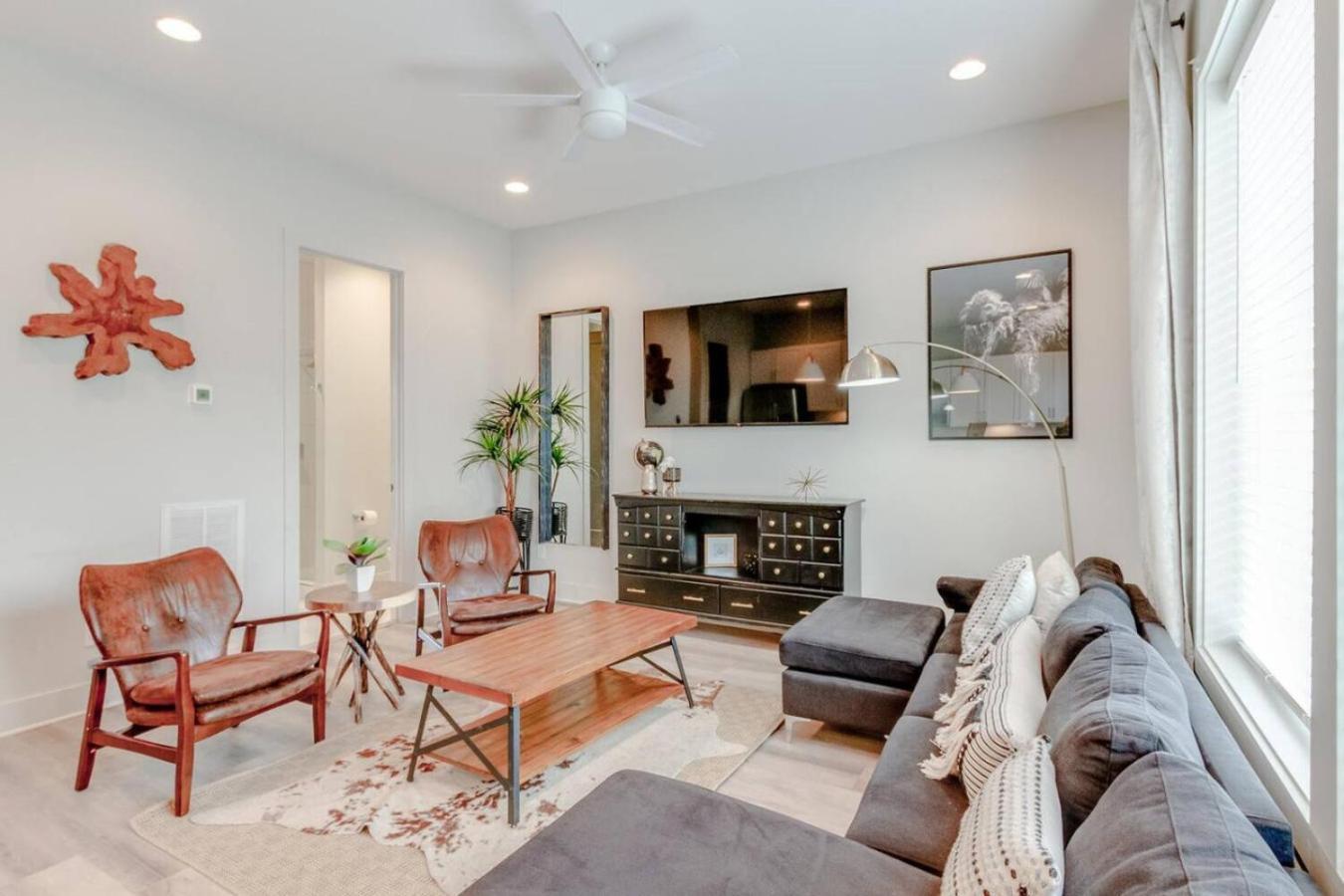 Harmony Of Dual Townhomes With 14 Beds *