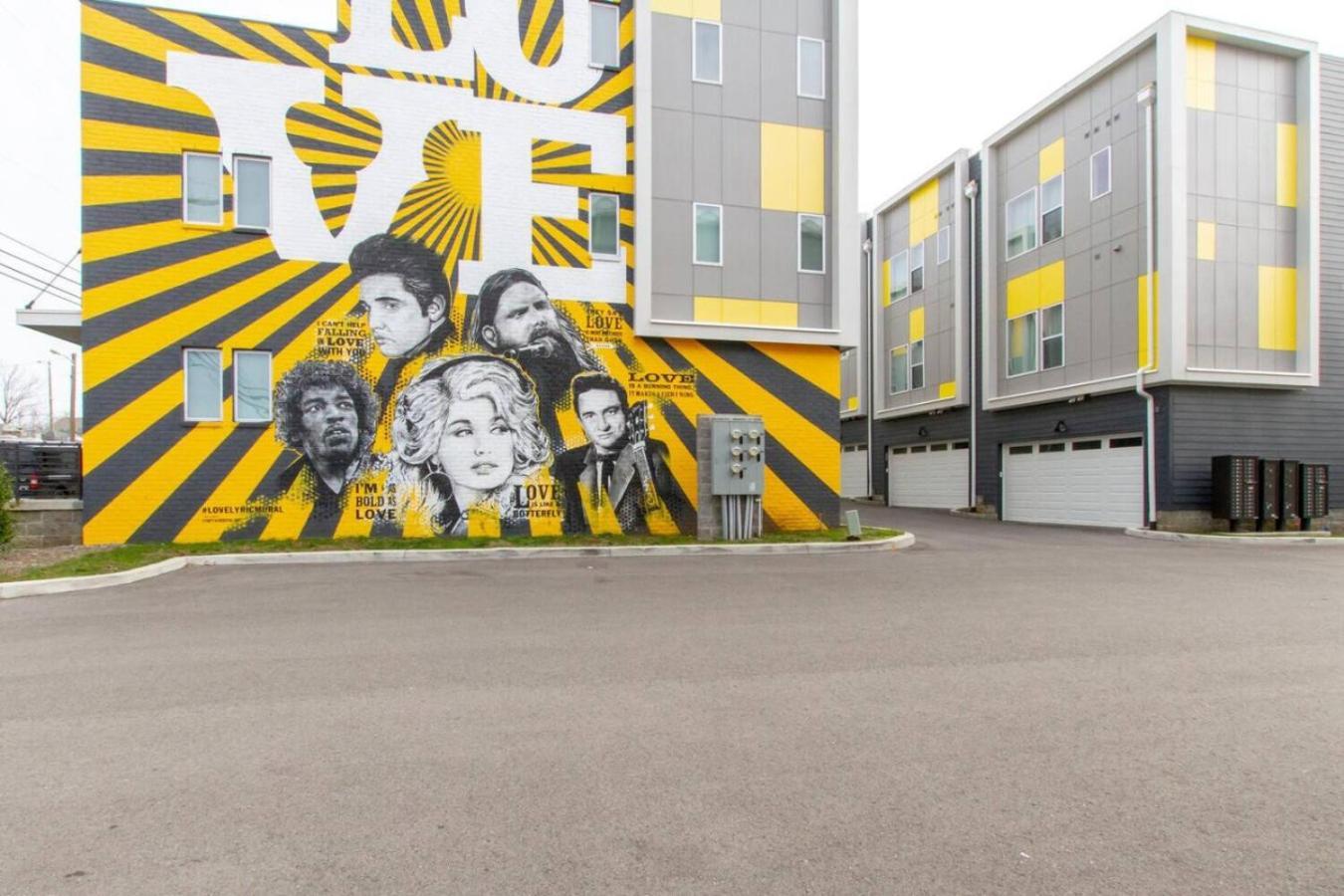 Harmony Of Dual Townhomes With 14 Beds