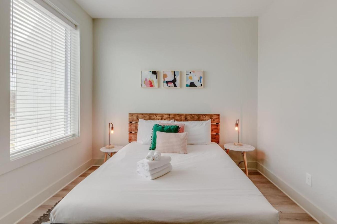 Harmony Of Dual Townhomes With 14 Beds