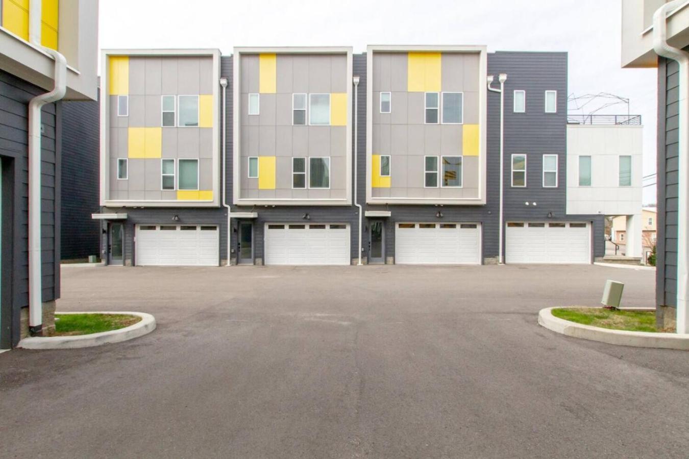 Holiday home Harmony Of Dual Townhomes With 14 Beds *