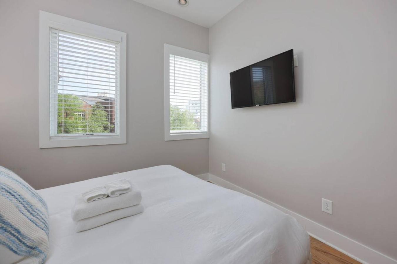 Holiday home Two Townhomes- Rooftop Lounges- Hot Tub- Game