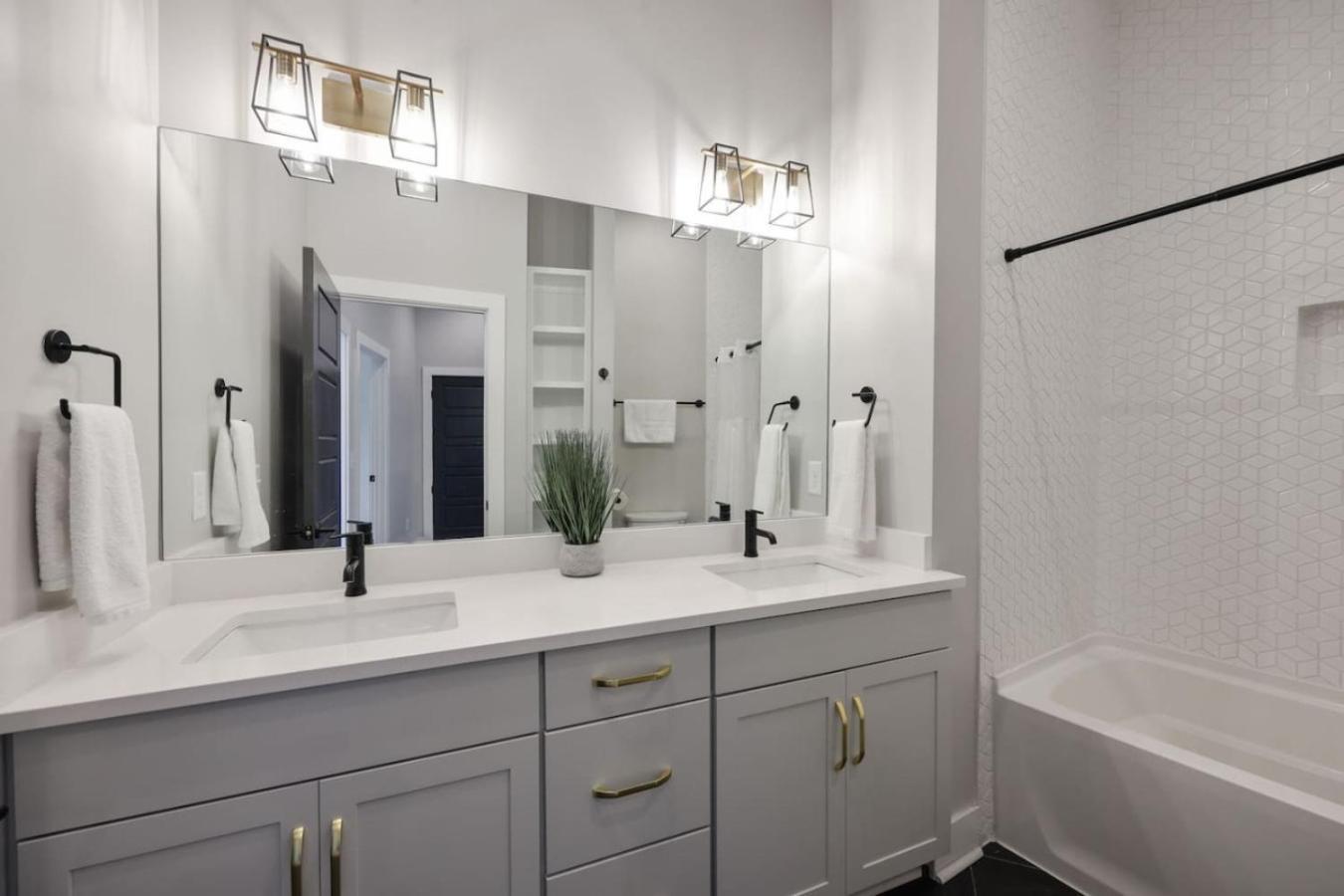 Two Townhomes- Rooftop Lounges- Hot Tub- Game Holiday home *