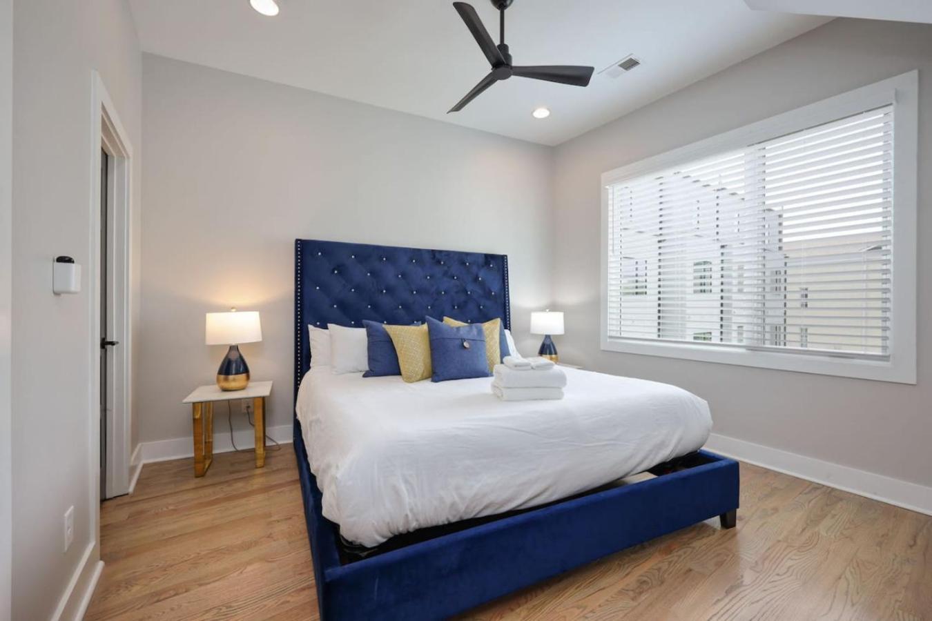 Holiday home Two Townhomes- Rooftop Lounges- Hot Tub- Game